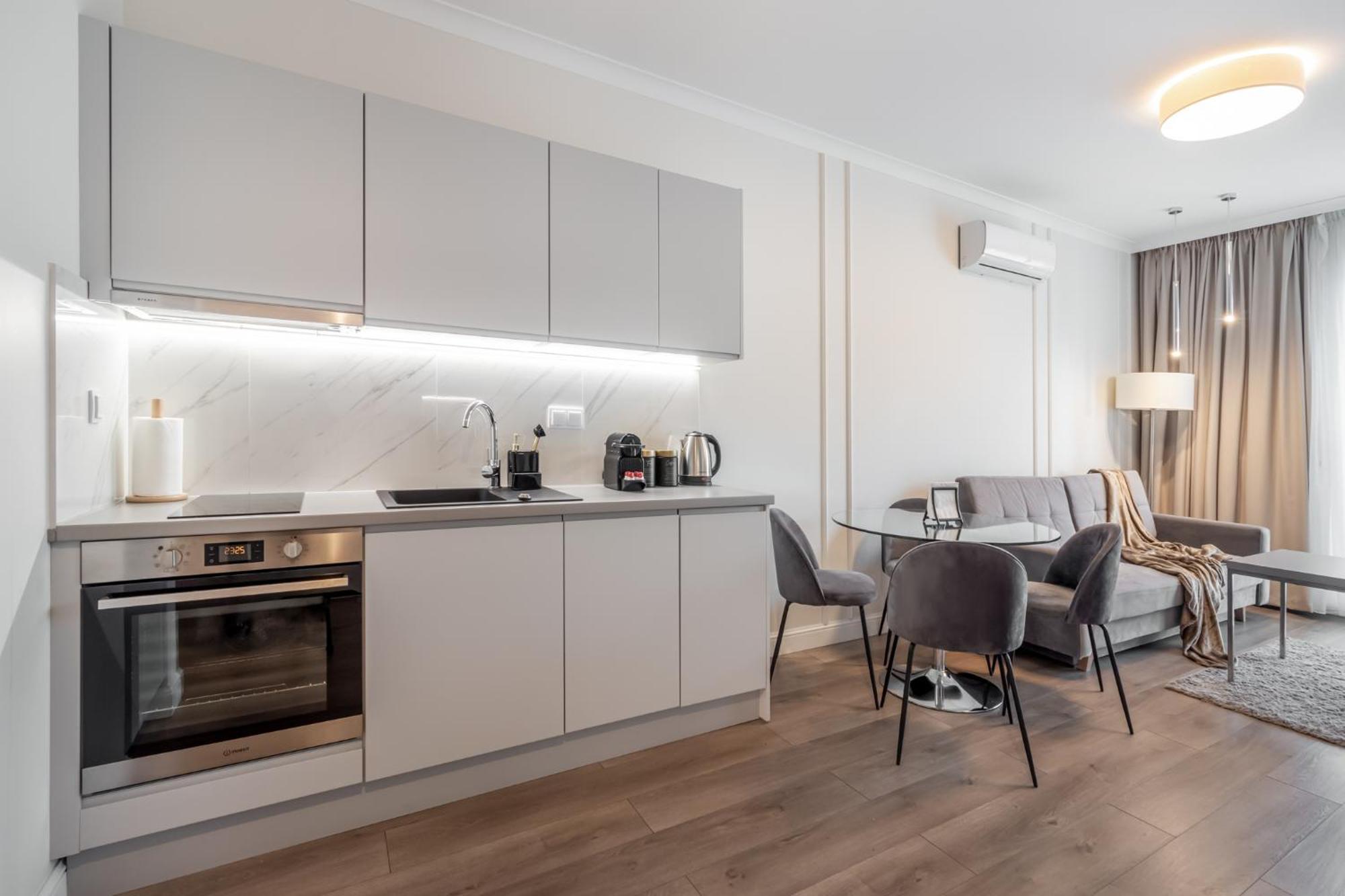 - Great Location- One Bedroom - Siedmiogrodzka 3 Апартаменти *